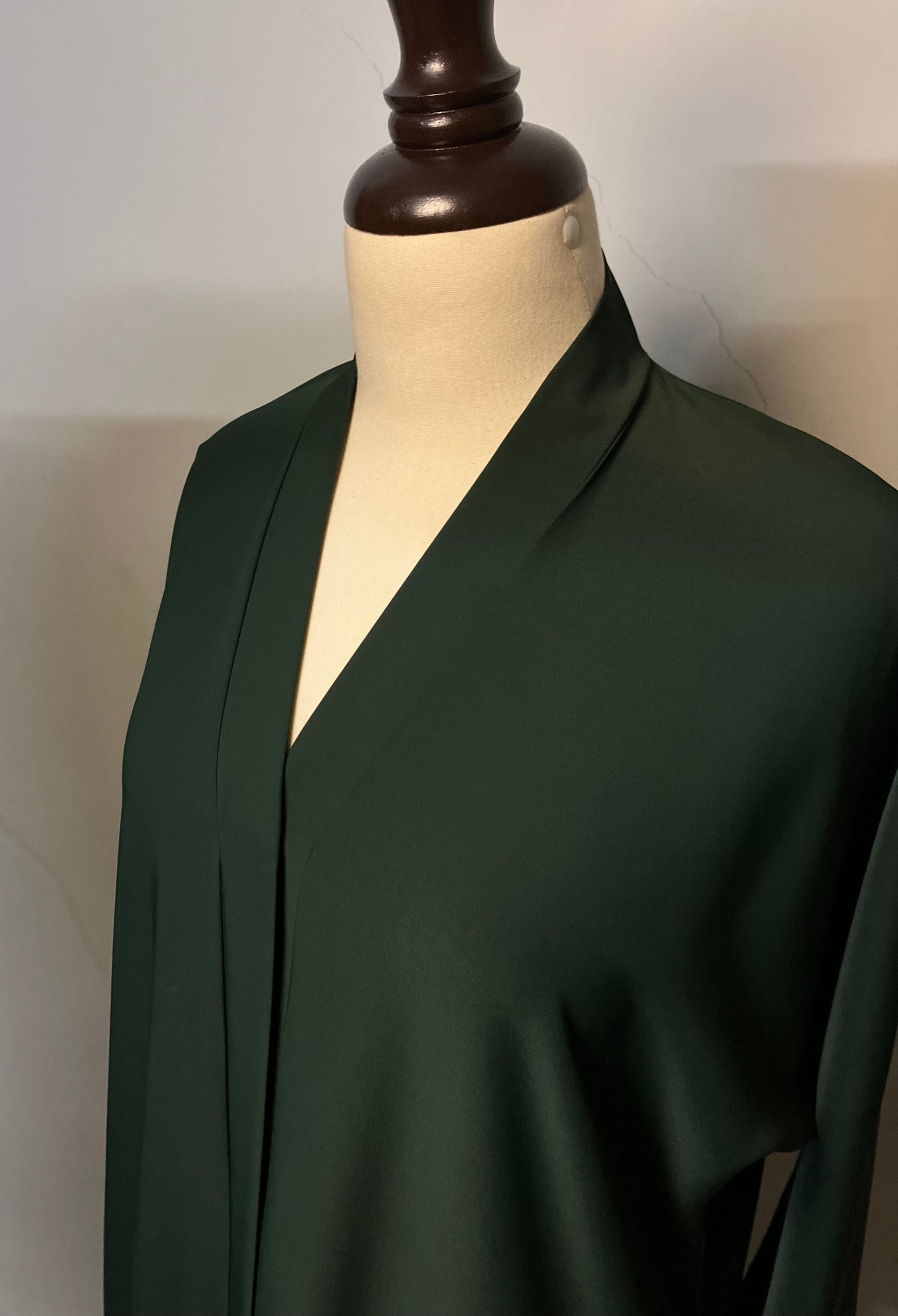 Detailed view of the sophisticated V-neckline and structured collar of the Emerald Green abaya.